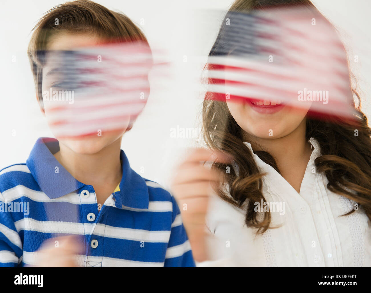 I bambini di origine ispanica sventolando bandierine americane Foto Stock