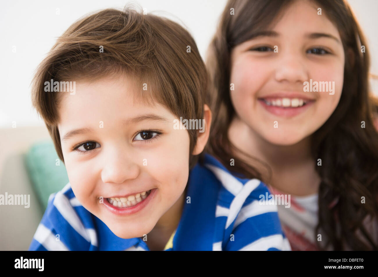 I bambini di origine ispanica sorridente Foto Stock