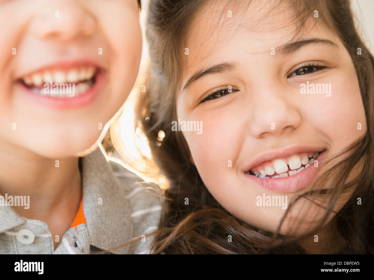 I bambini di origine ispanica sorridente Foto Stock