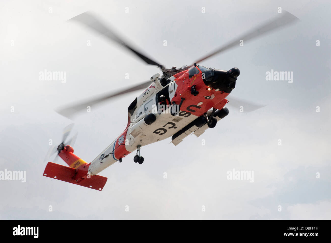 Coast Guard MH-60 elicottero Jayhawk equipaggio dal settore San Diego si prepara a terra alla Guardia Costiera Los Base Angeles-Long Beach, Giu Foto Stock