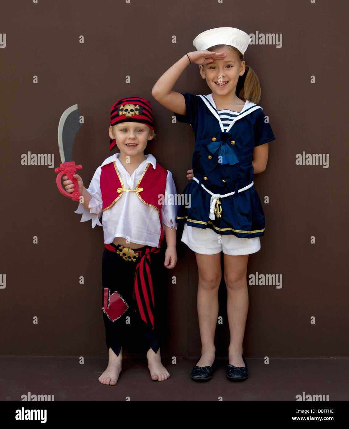 Bambini caucasici giocare vestire Foto Stock