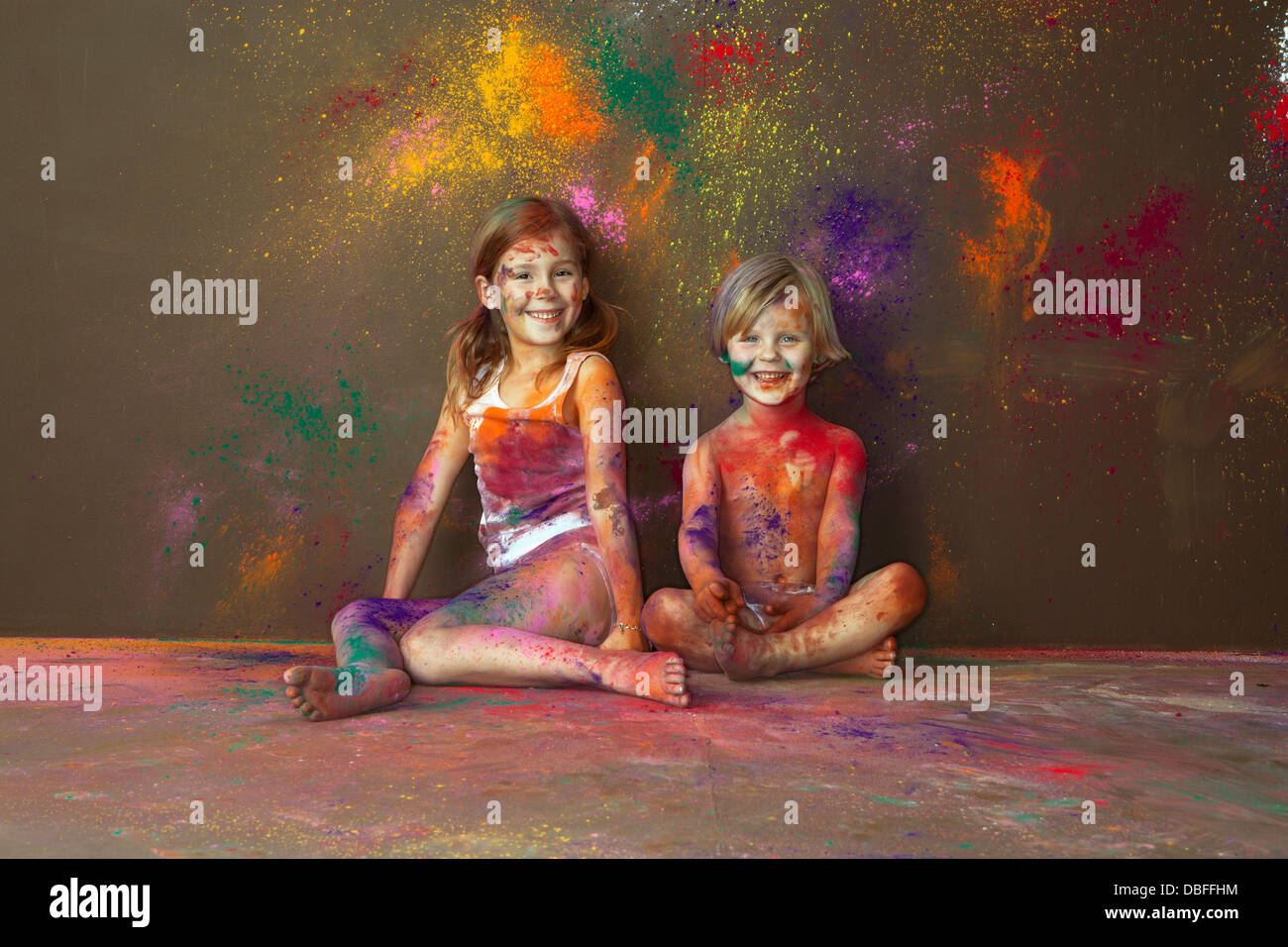 Bambini caucasici giocando con vernice Foto Stock
