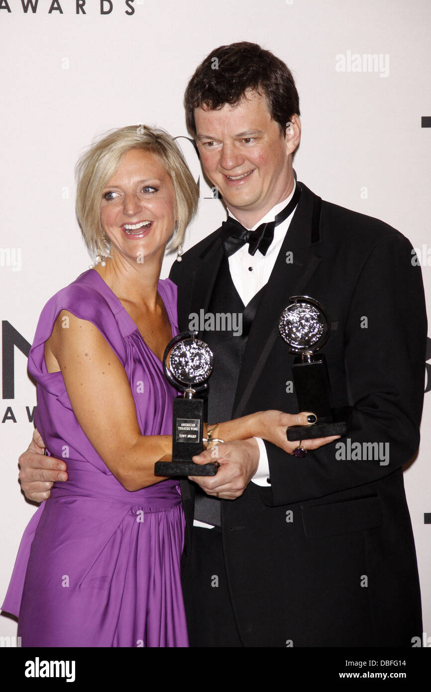 Marianne Elliott e Tom Morris il sessantacinquesimo annuale di Tony Awards, tenutasi al Beacon Theatre - Sala stampa New York City, Stati Uniti d'America - 12.06.11 Foto Stock