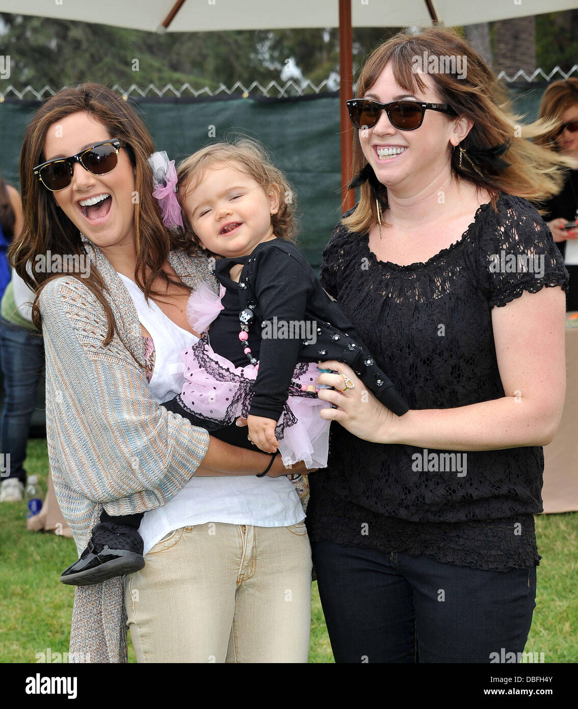 Ashley Tisdale con sua sorella Jennifer e nipote Mikayla ventiduesimo tempo annuale per gli eroi Celebrity Picnic sponsorizzato da Disney a vantaggio della Elizabeth Glaser pediatrico AIDS Foundation tenutosi presso il Teatro Wadsworth sulla Veteran Administration Prato di Los Angeles, California - 12.06.11 Foto Stock