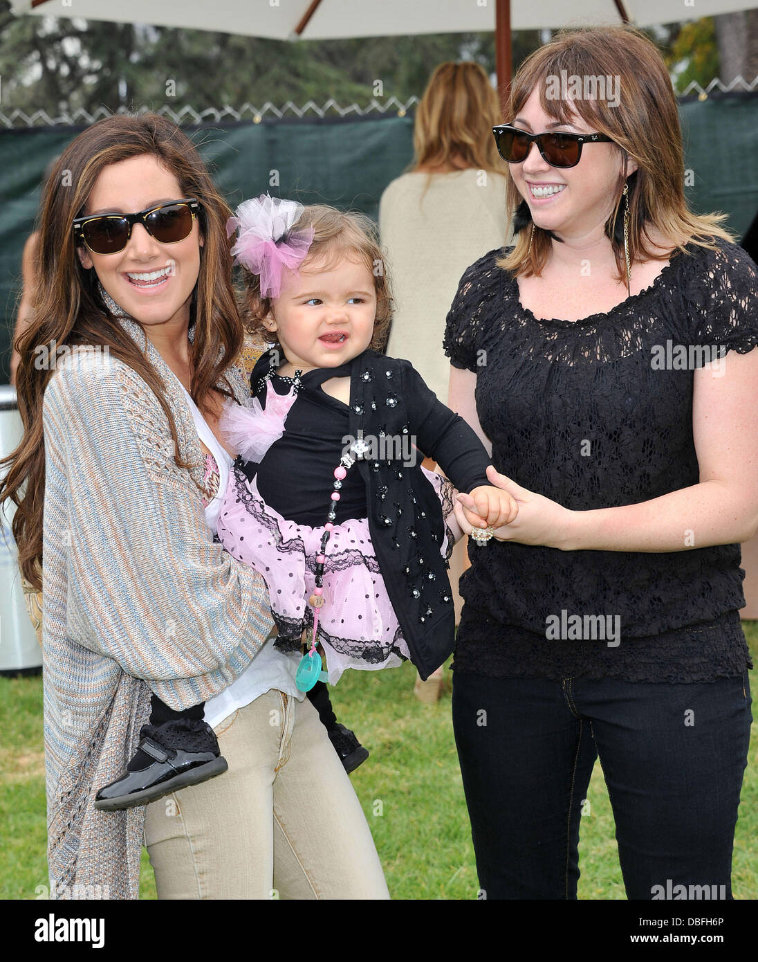 Ashley Tisdale con sua sorella Jennifer e nipote Mikayla ventiduesimo tempo annuale per gli eroi Celebrity Picnic sponsorizzato da Disney a vantaggio della Elizabeth Glaser pediatrico AIDS Foundation tenutosi presso il Teatro Wadsworth sulla Veteran Administration Prato di Los Angeles, California - 12.06.11 Foto Stock