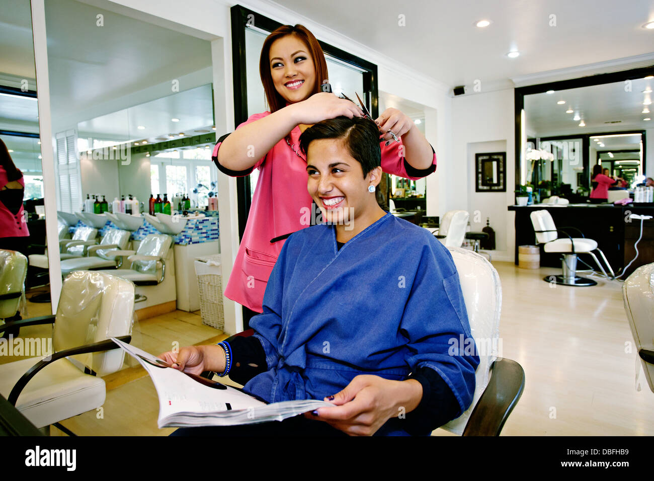 Donna con capelli tagliati in salone Foto Stock