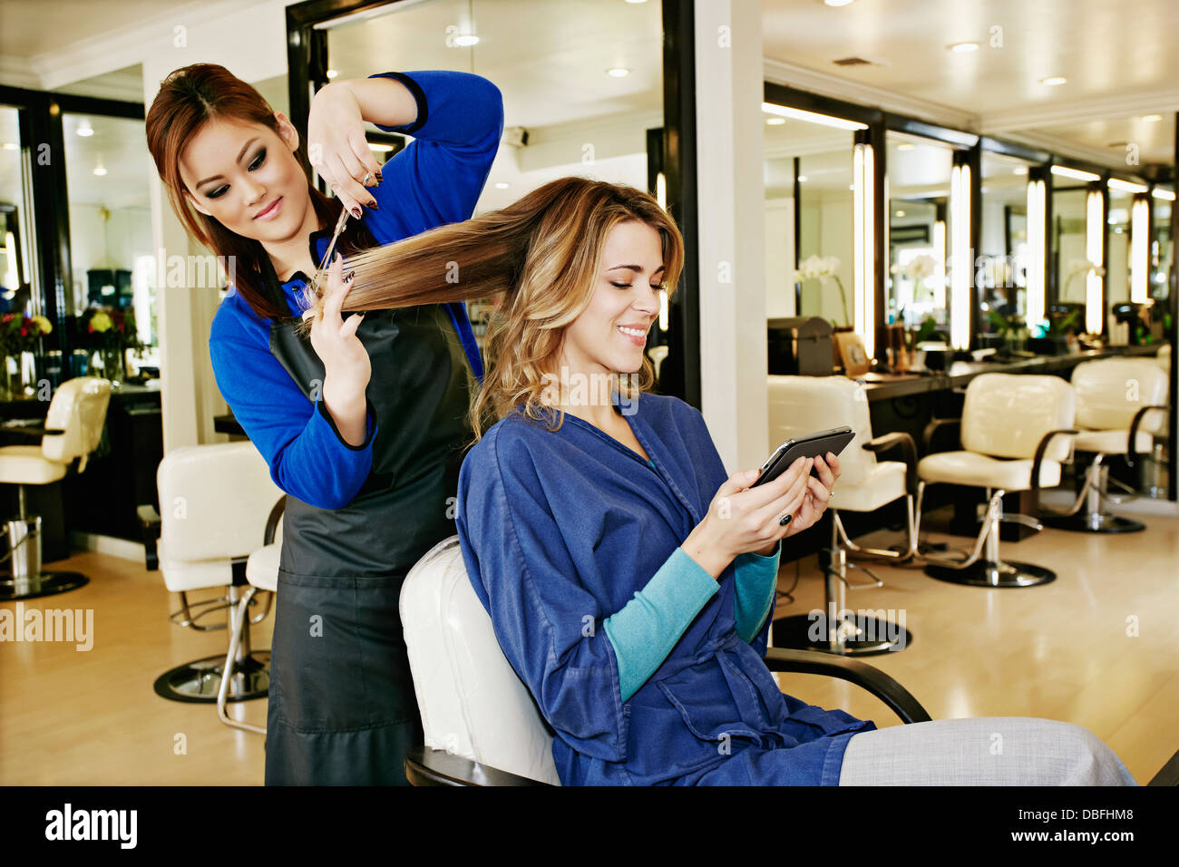 Donna con capelli tagliati in salone Foto Stock
