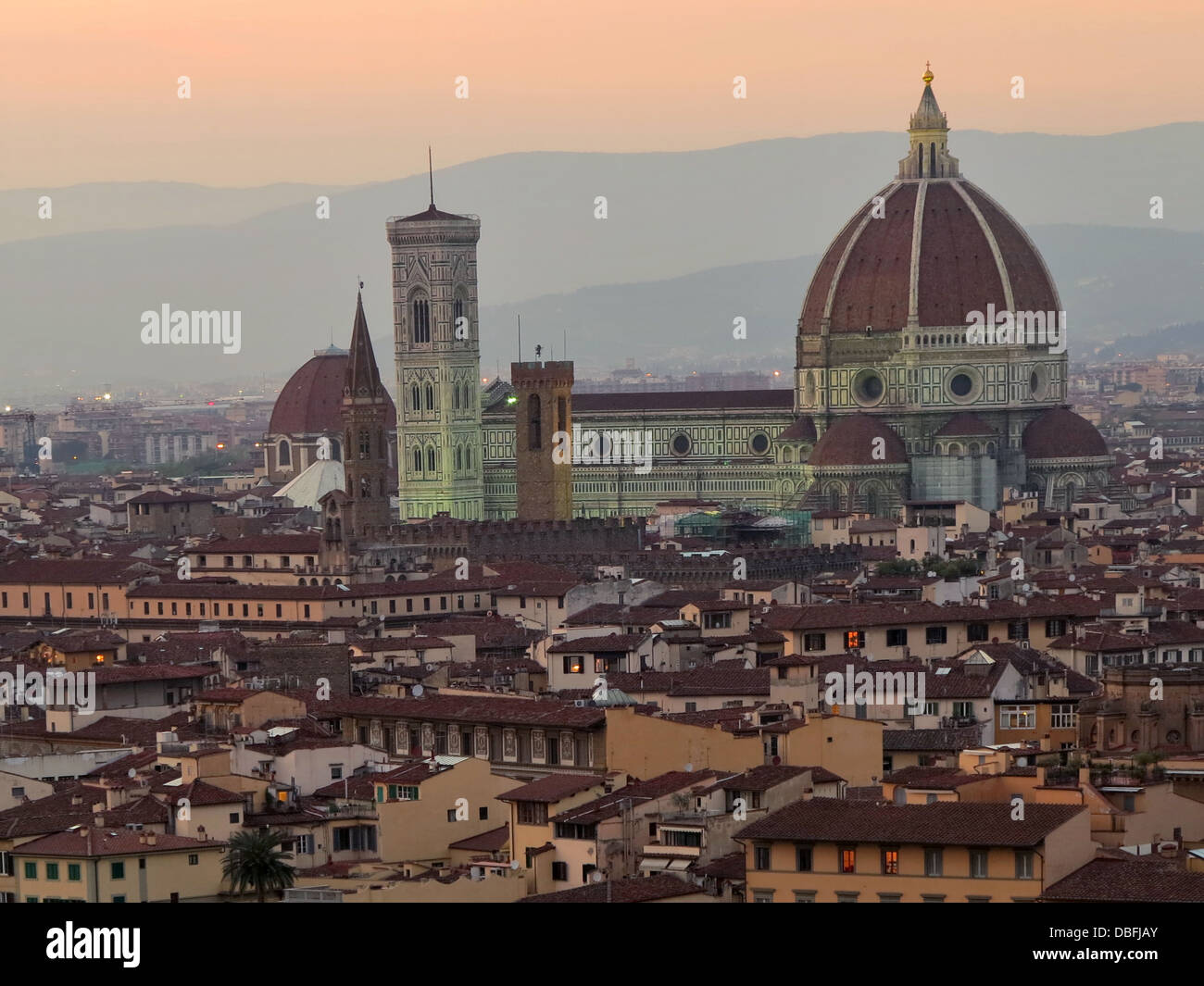 Vista panoramica del Duomo e del Campanile da Piazzale Michelangelo al crepuscolo Firenze Italia Foto Stock