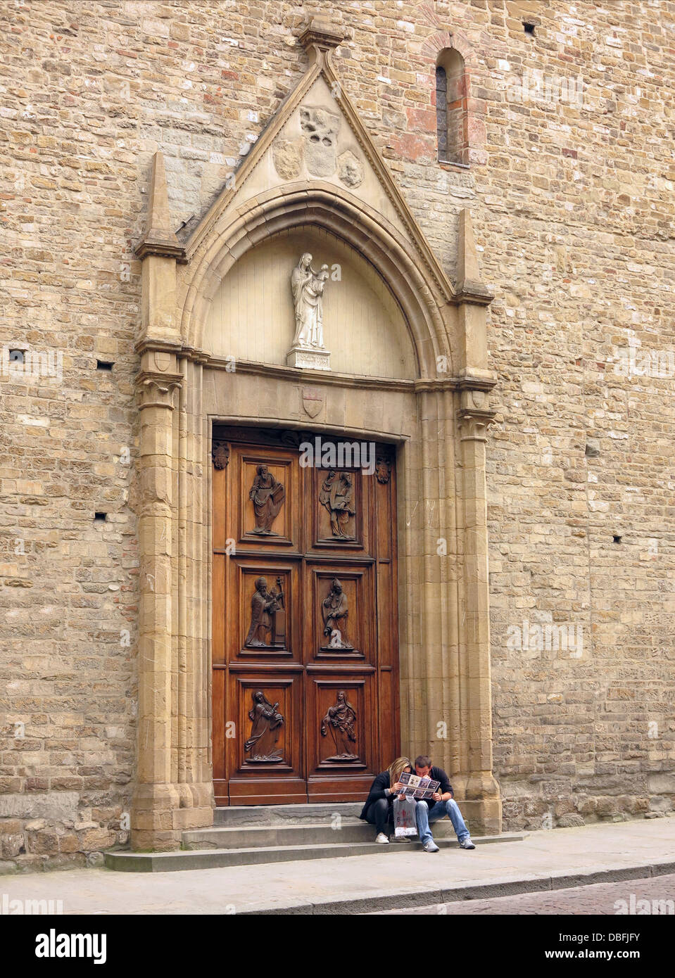 I turisti che cercano a Firenze Mappa Italia Foto Stock