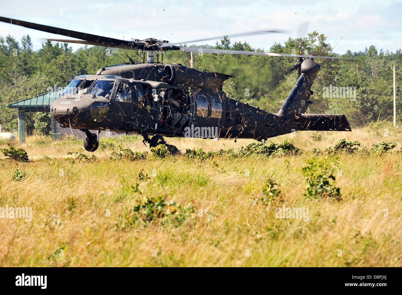 Soldati preparare per uscire da un Black Hawk elicottero nei pressi di un villaggio mock luglio 23 a Fort McCoy, Wis. Wisconsin nazionale della guardia Foto Stock