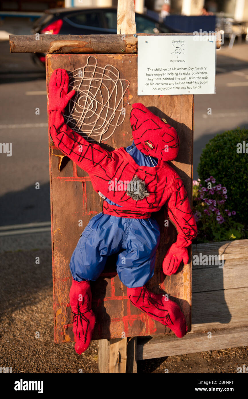 Uno spaventapasseri al quinto annuale Spaventapasseri Festival in battaglia, Sussex, Regno Unito Foto Stock