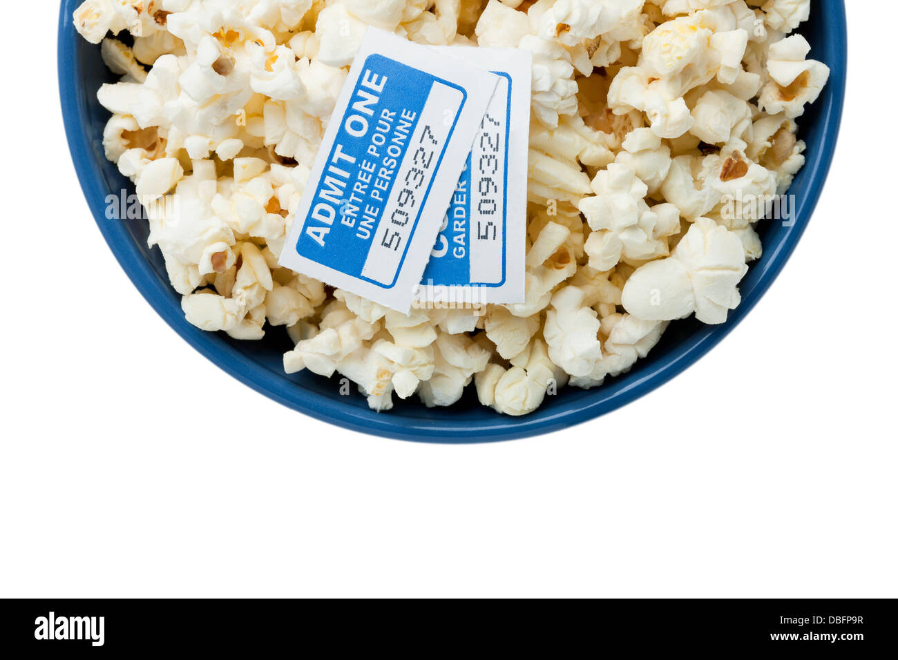 Vaso blu con popcorn e i biglietti del cinema Foto Stock