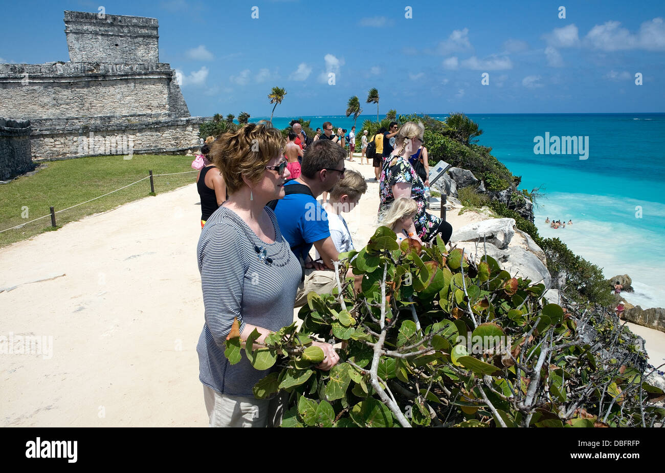 Turismo europeo si affaccia su dei Caraibi dalle rovine Maya di Tulum in Messico Foto Stock