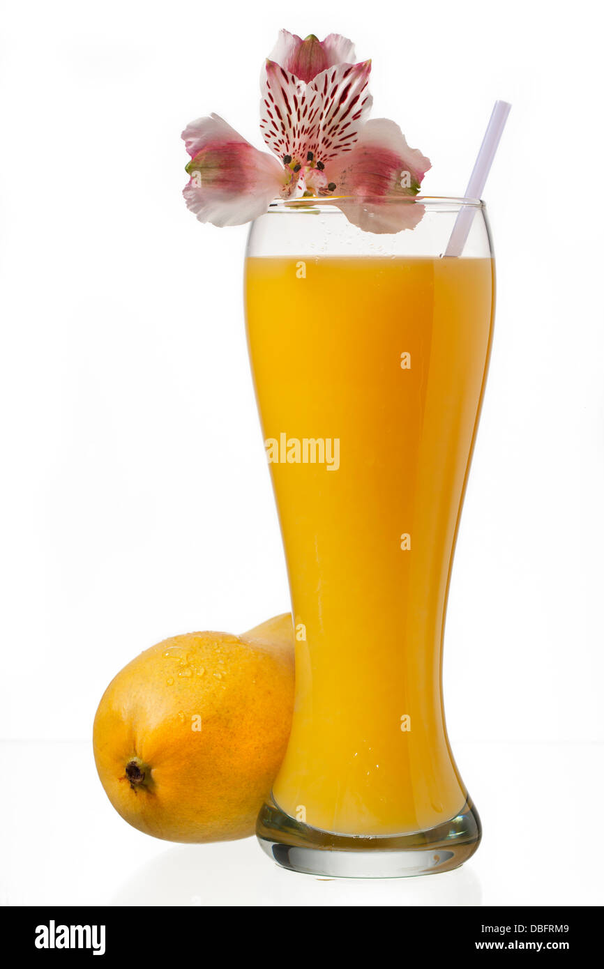 Bicchiere di succo di mango e decorato con fiori Foto Stock