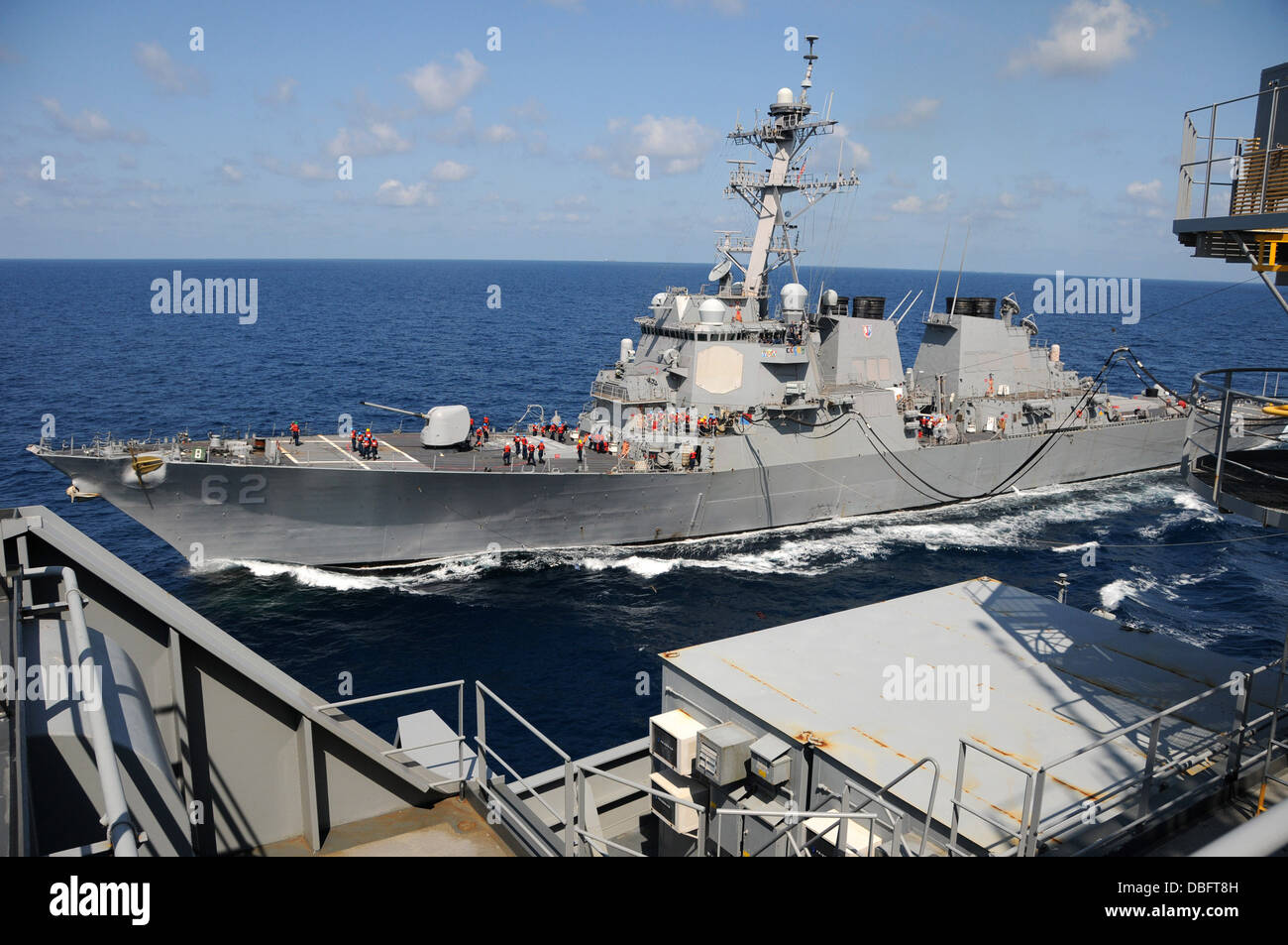 Visite-missile destroyer USS Fitzgerald (DDG 62) è riempita con 165,000 galloni di carburante e palette di carico utilizzando atto Foto Stock