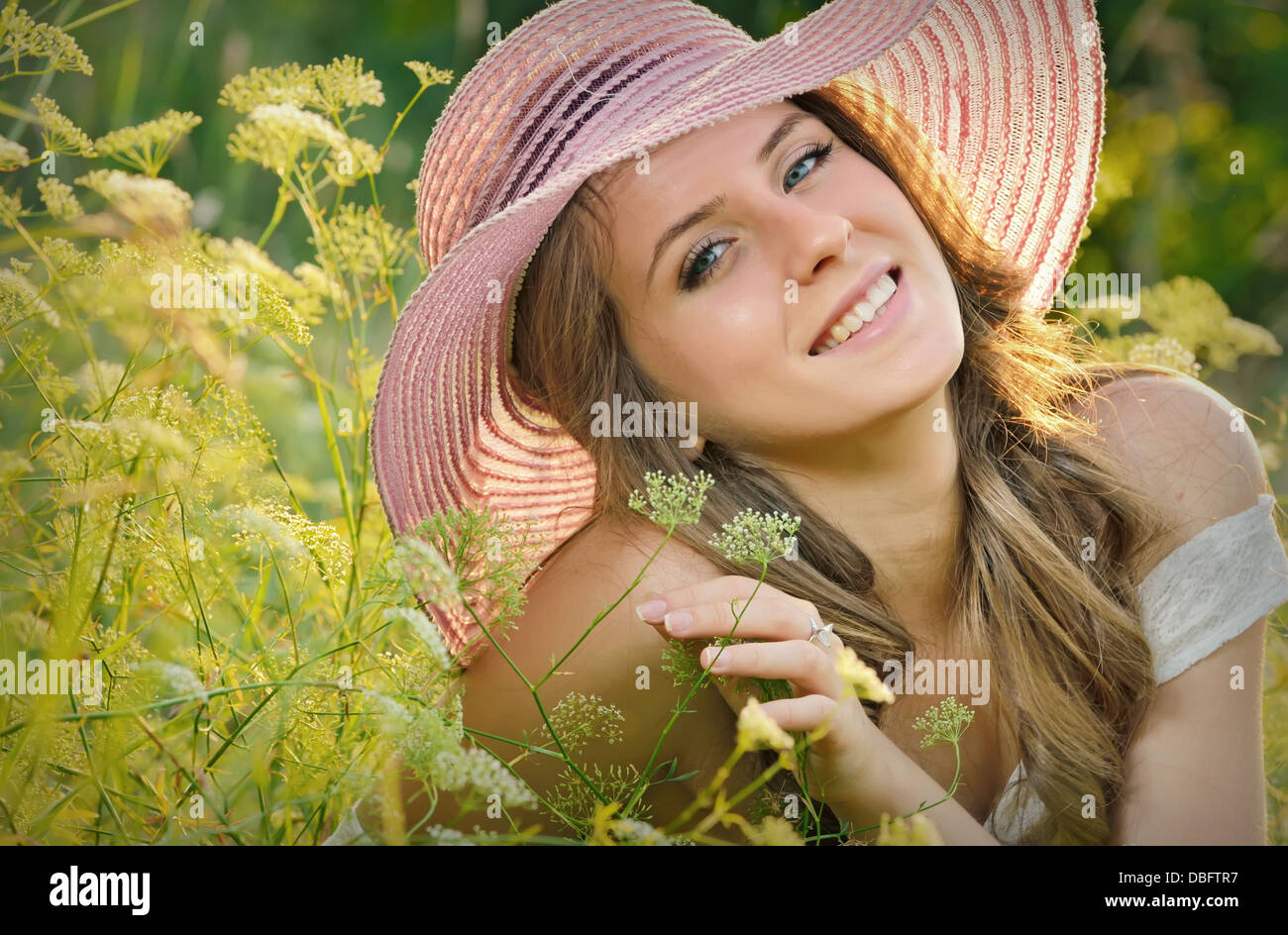 Teen ragazza distesa in erba di prato in estate Foto Stock