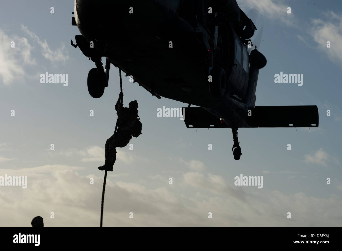 Un esercito australiano soldato dal 2° reggimento di commando, domestici contro il terrorismo fast-rappels da una S-70A-9 Black Hawk dock a bordo della nave da sbarco USS Germantown (LSD 42). Germantown è di pattuglia con il Bonhomme Richard Expeditionary Strike gruppo e Foto Stock