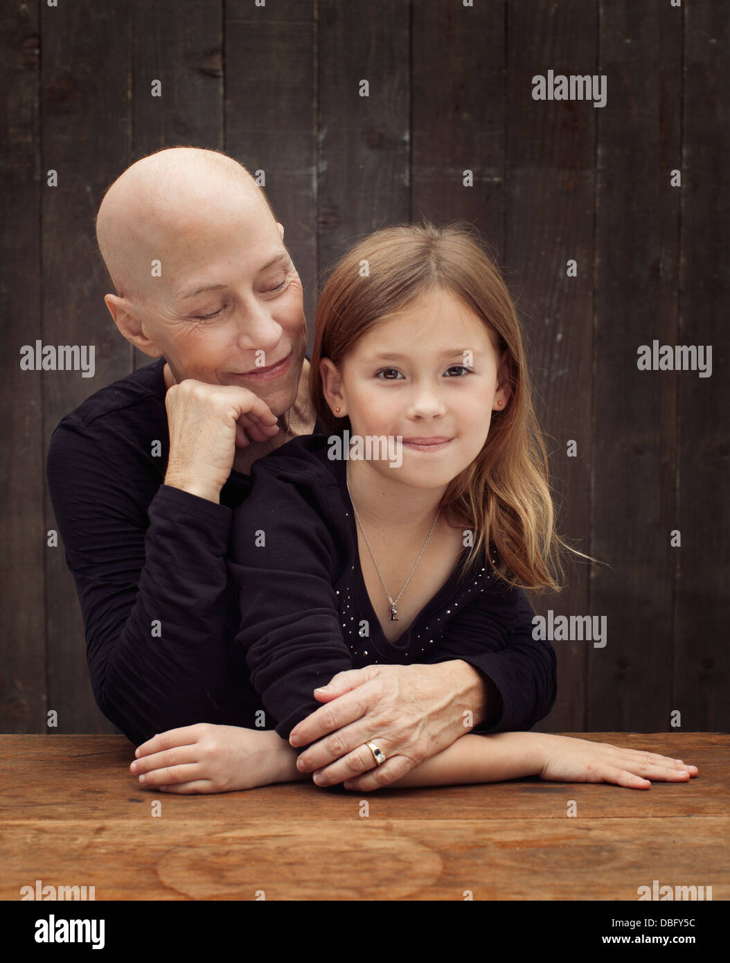 I vecchi caucasici superstite del cancro con la nipote Foto Stock