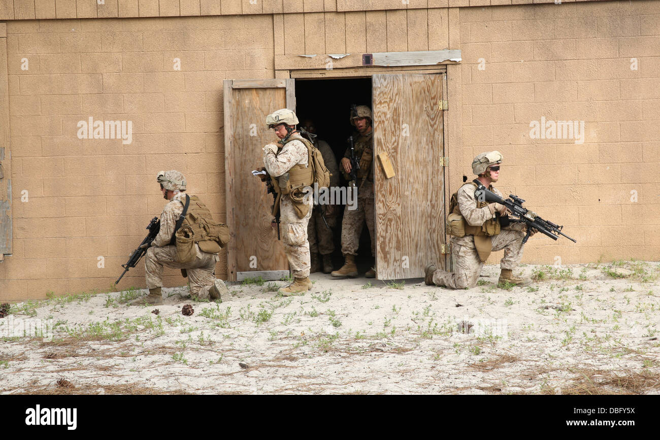 Marines con 3° Battaglione, 8° Reggimento Marine post la sicurezza mentre si evacua due cittadini americani durante un esercizio di formazione Foto Stock