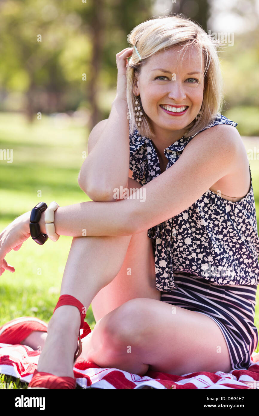 Caucasian donna sorridente in erba Foto Stock