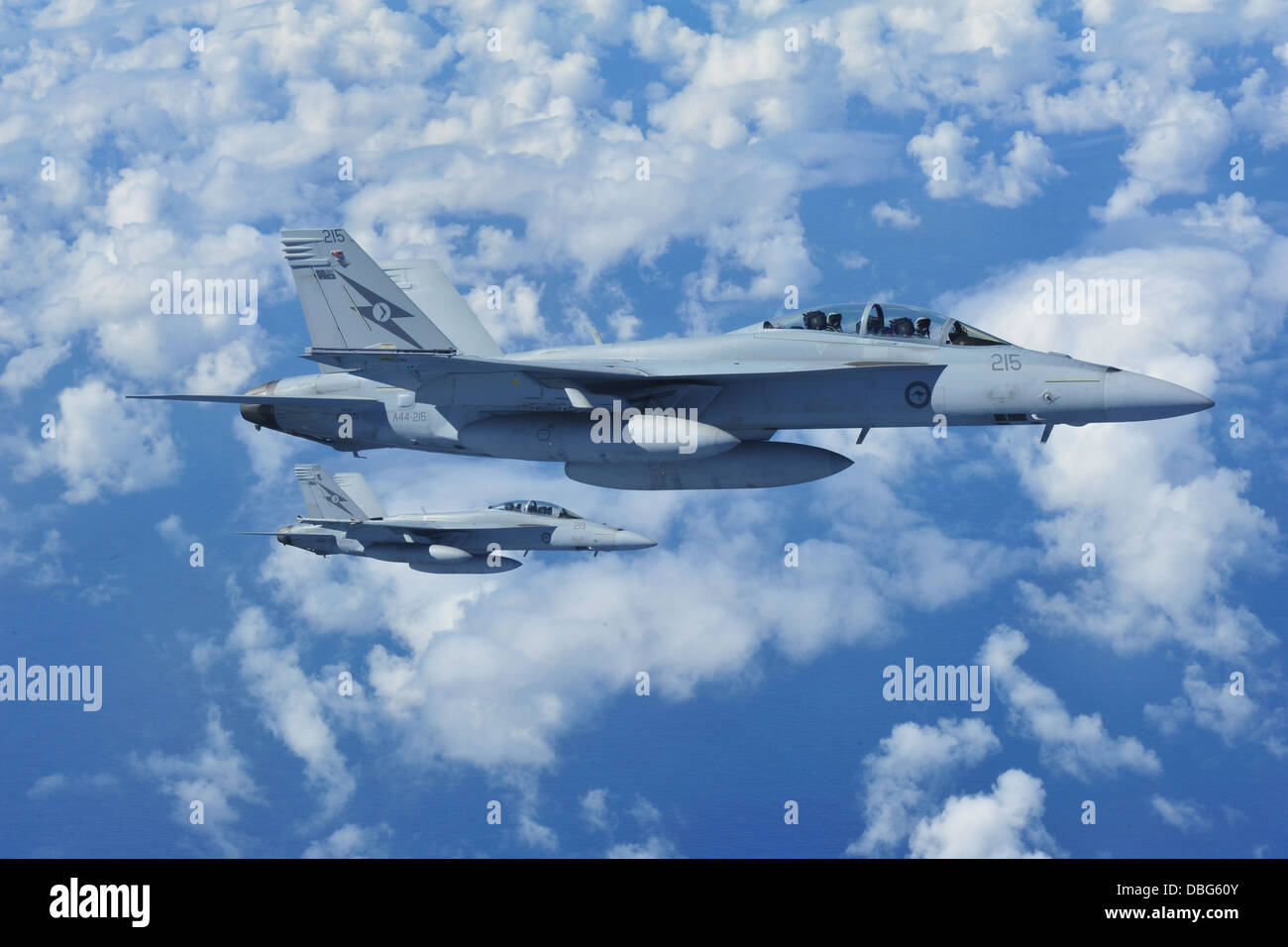 Due Royal Australian Air Force F-18 Super calabroni preparare per fare rifornimento al largo della costa del Queensland, Australia, 26 luglio 2013. La missione di rifornimento è stato parte di talismano Saber 2013, un esercizio che fornisce realistico, formazione pertinenti necessarie per mantenere Foto Stock
