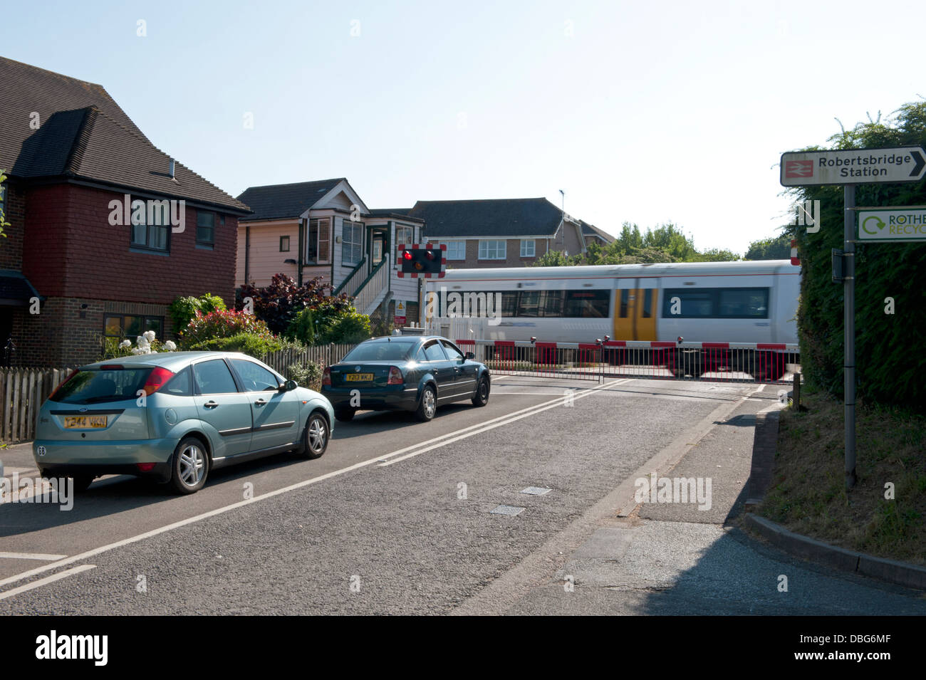 Il traffico si è fermato a una barriera incrocio ferroviario nel Sussex, Regno Unito Foto Stock