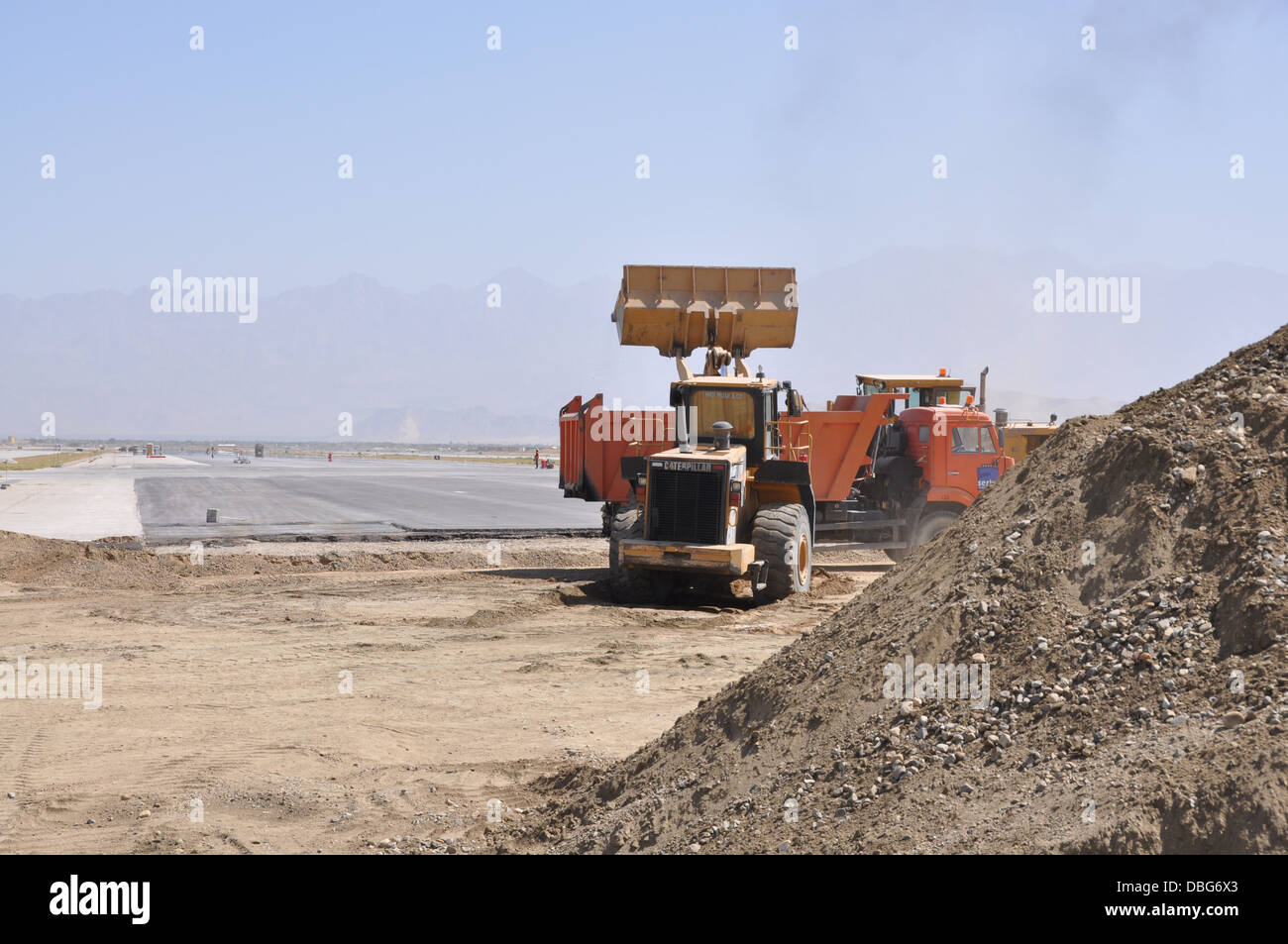 Pista in corso le riparazioni avvengono in corrispondenza di Bagram Air Field, Afghanistan, luglio 26, 2013. La prima fase di un importante progetto di pista su Foto Stock