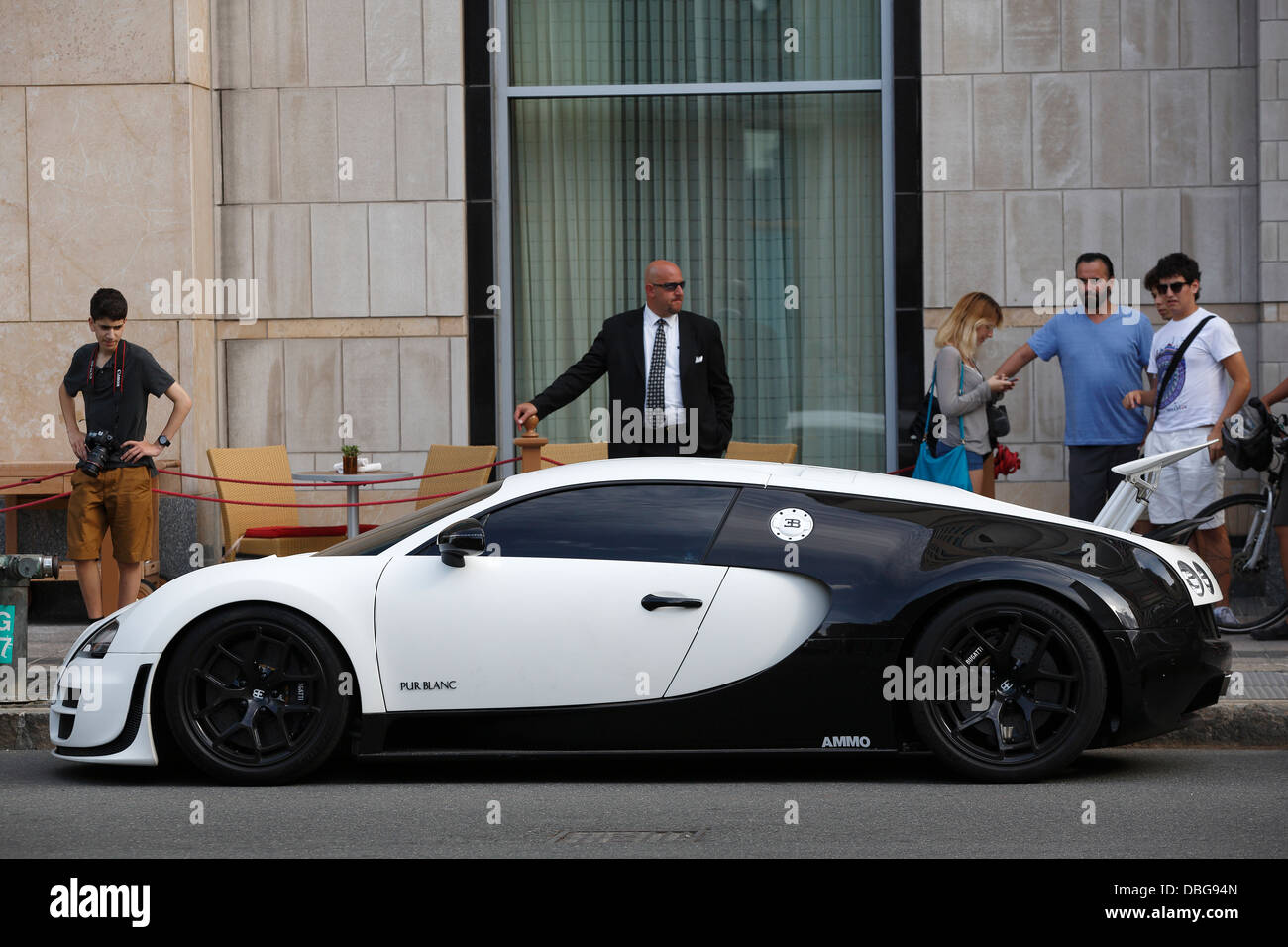 Bugatti Veyron Pur Blanc parcheggiata fuori il Mandarin Oriental Hotel su Boylston Street a Boston Massachusetts Foto Stock