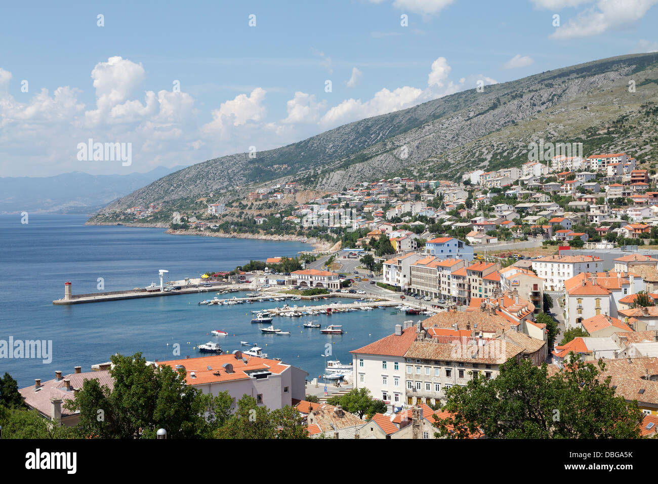 Vista panoramica di Senj, golfo di Kvarner, Croazia. Il film 'Red Zora'  ('Die Rote Zora und ihre Bande") è stato fatto qui Foto stock - Alamy