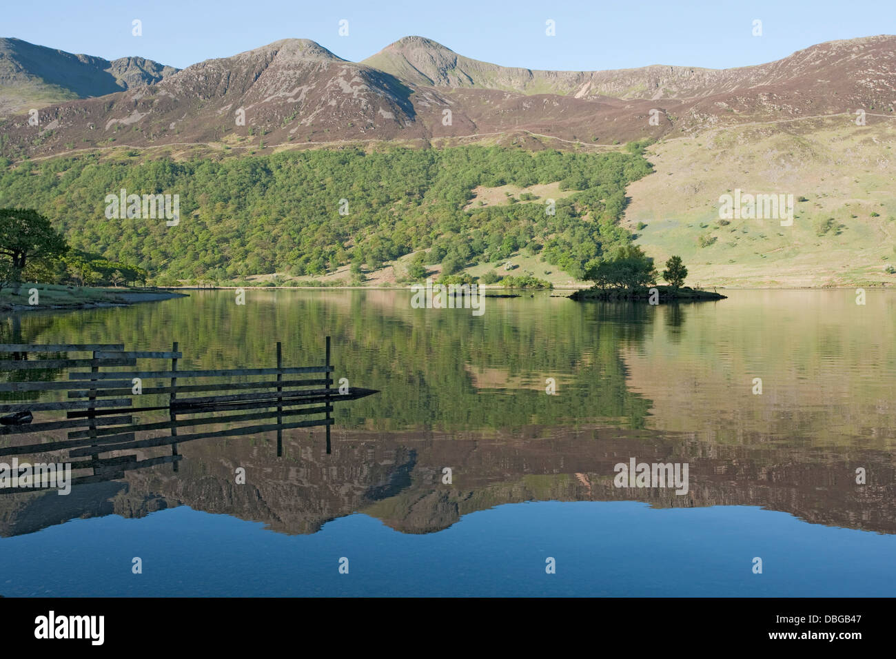 Crummock riflessioni acqua Parco Nazionale del Distretto dei Laghi Cumbria, NEL REGNO UNITO LA006102 Foto Stock