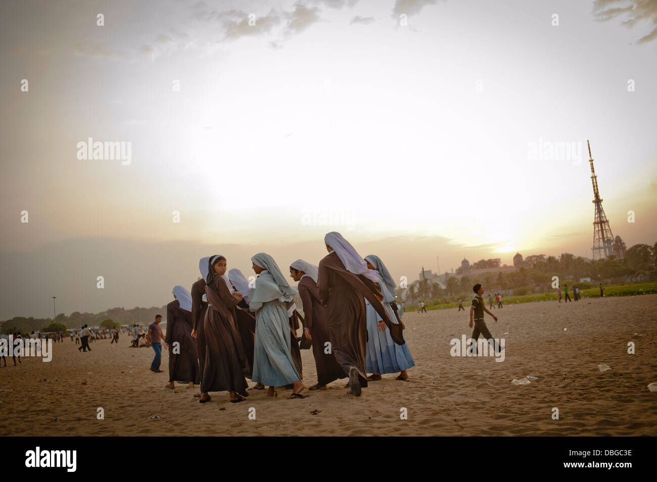 Un gruppo di Indiani monache a piedi lungo la spiaggia di Marina nel sud della città indiana di Chennai Foto Stock