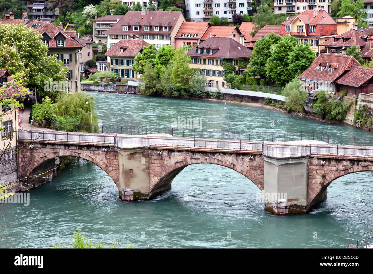 Ponte sul fiume Aar in giornata piovosa, Berna, Svizzera, Europa. Foto Stock