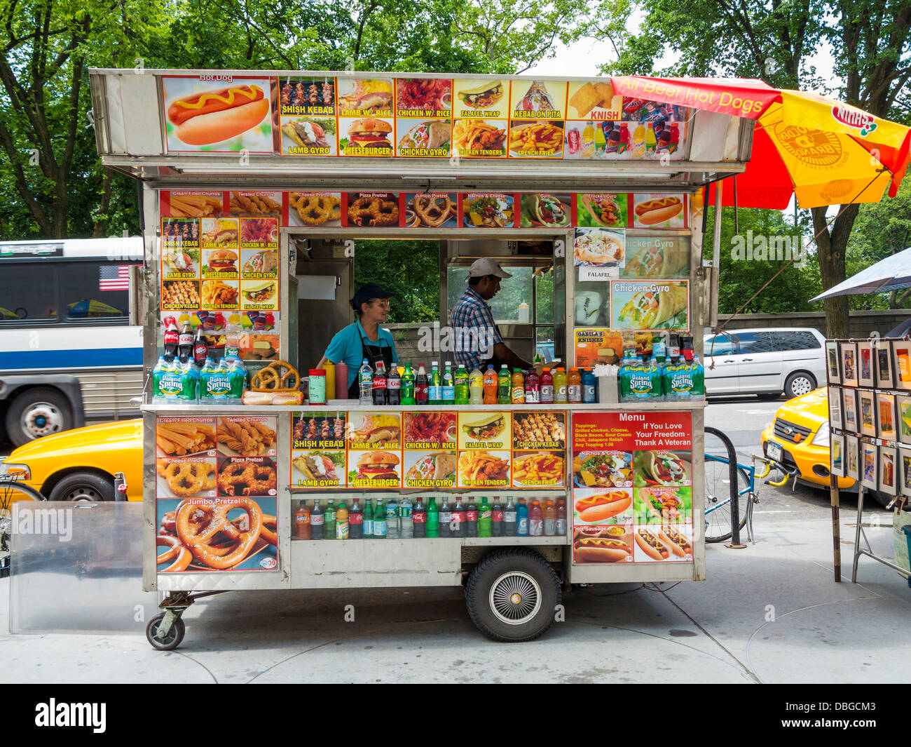 Tradizionale New York street food van carrello stand, New York City, la vendita di hot dog, hamburger, salatini e bevande in estate Foto Stock