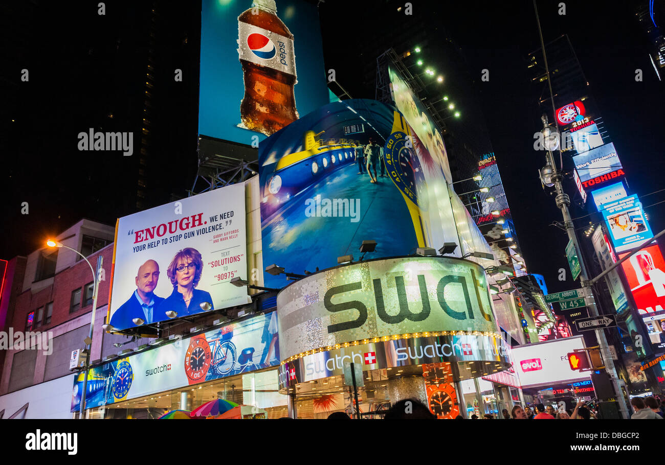 Pubblicità Times Square di New York City di notte Foto Stock