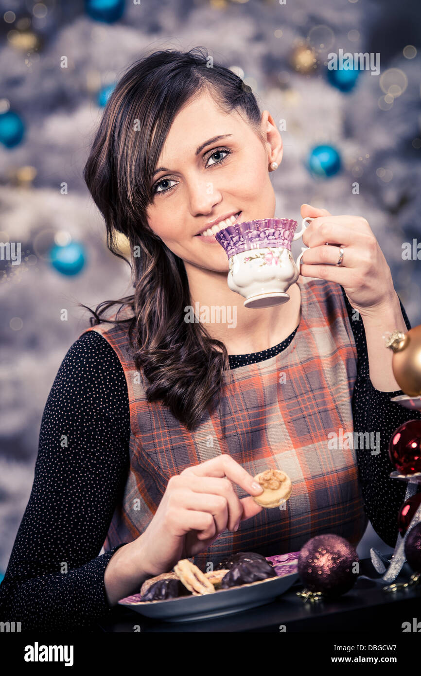 Giovane donna con decorazione di Natale Foto Stock