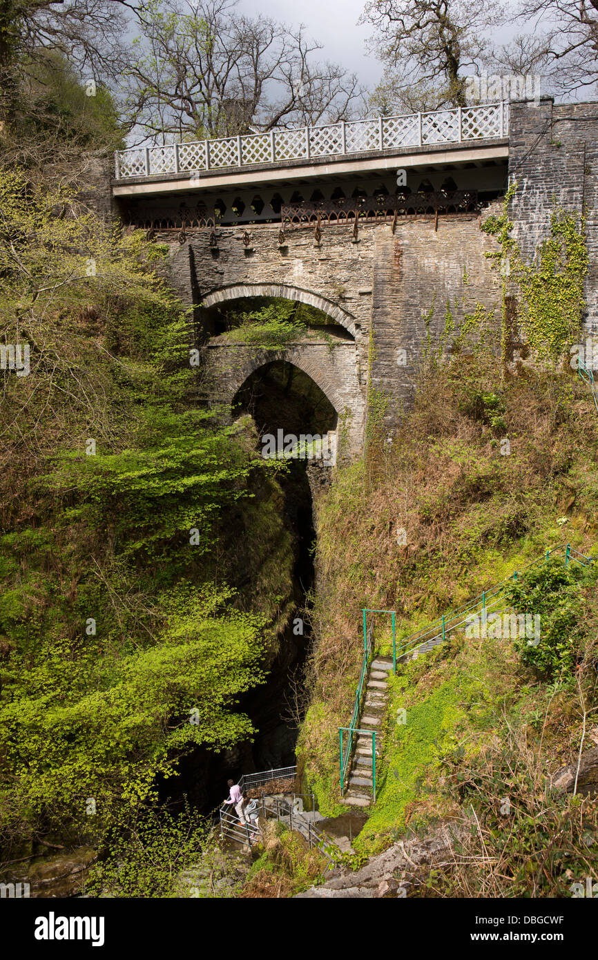 Regno Unito, Galles Ceredigion, Ponte del Diavolo, i visitatori a riverside punto di visualizzazione per vedere tre ponti Foto Stock