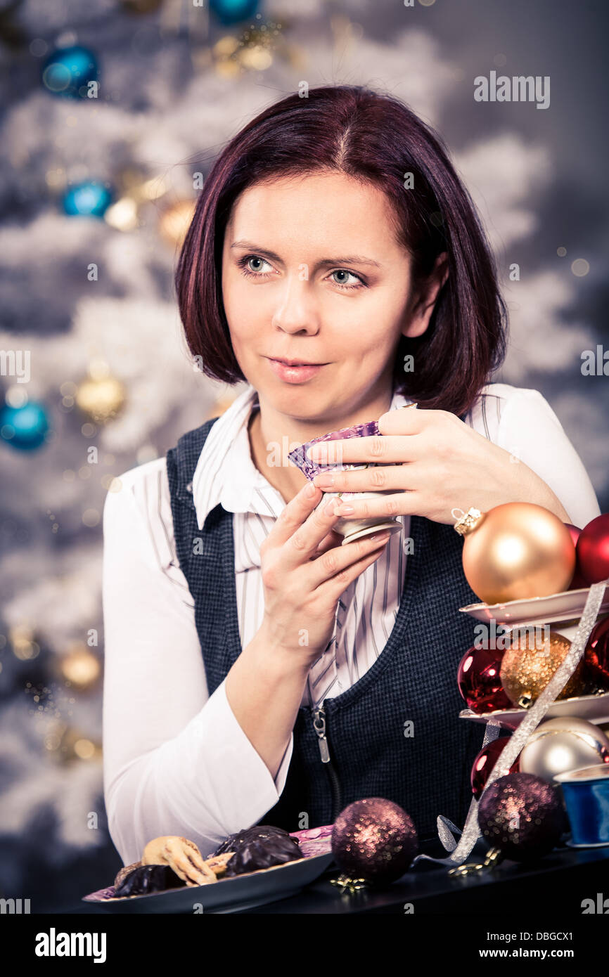 Giovane donna con decorazione di Natale Foto Stock