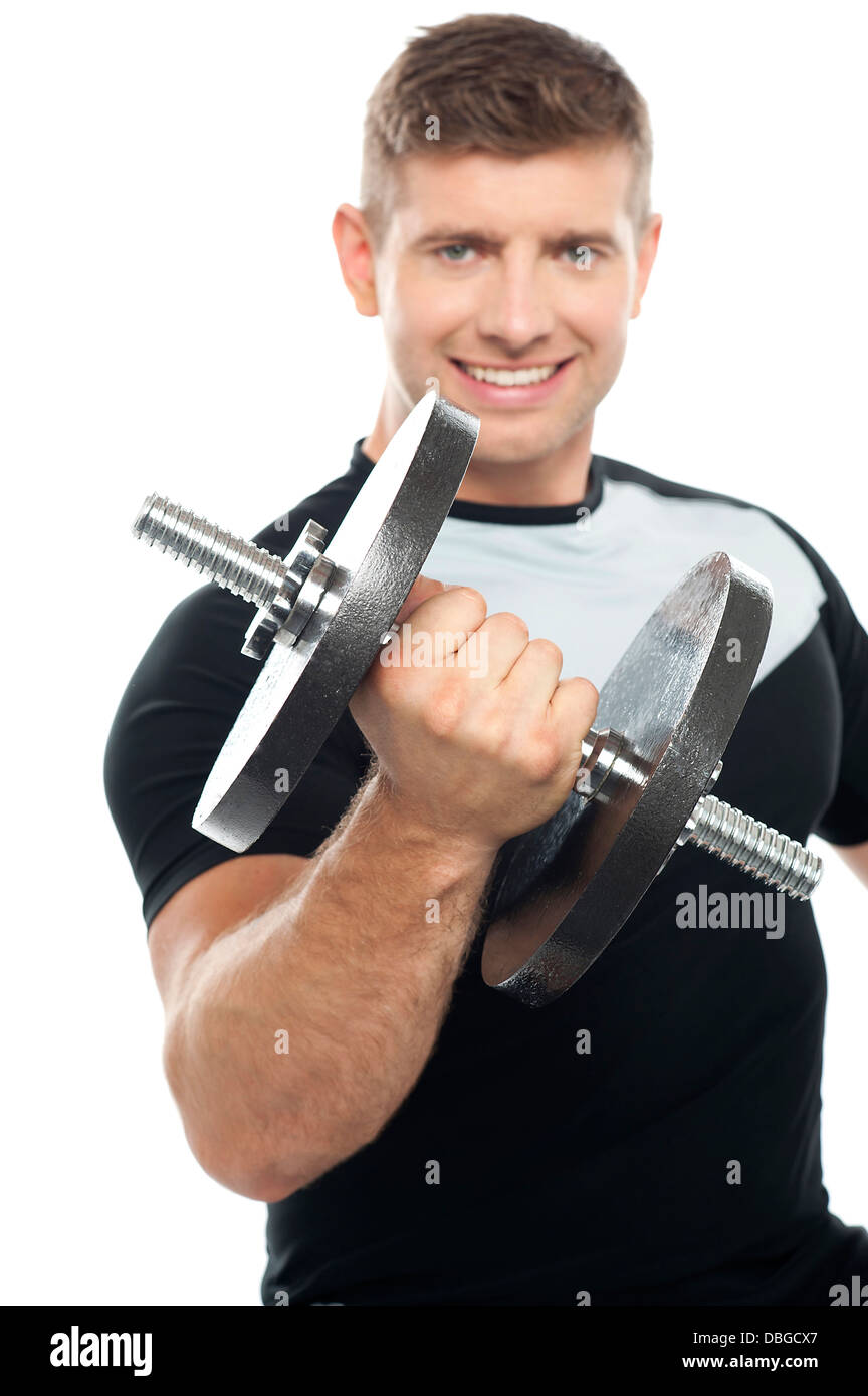 Istruttore di palestra in posa con pesanti dumbbell Foto Stock