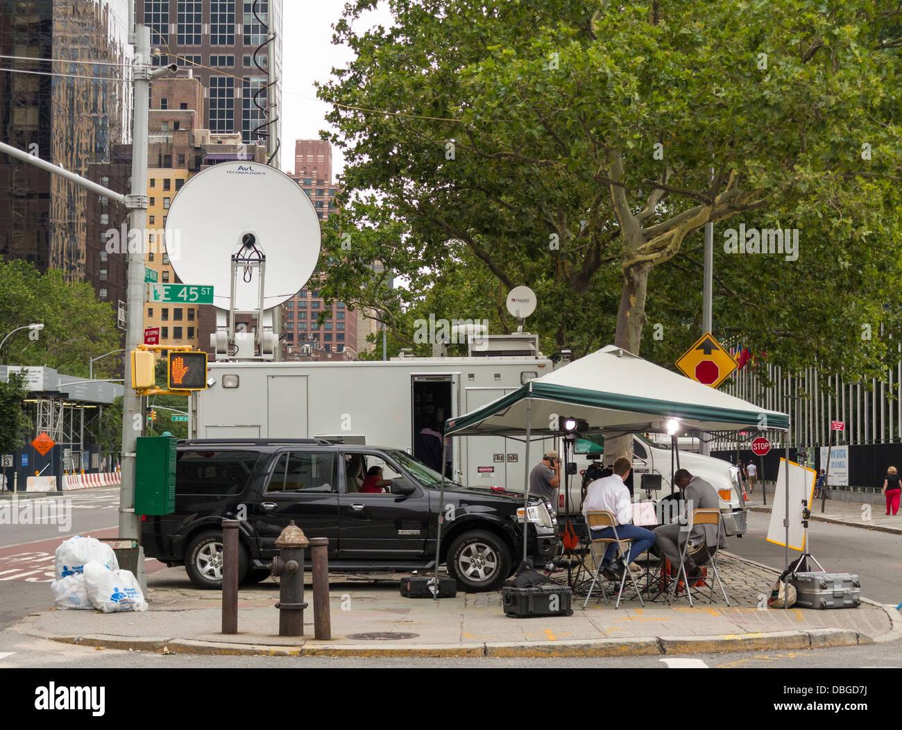 Al di fuori di un gruppo di trasmissione a lavorare nella città di New York Foto Stock