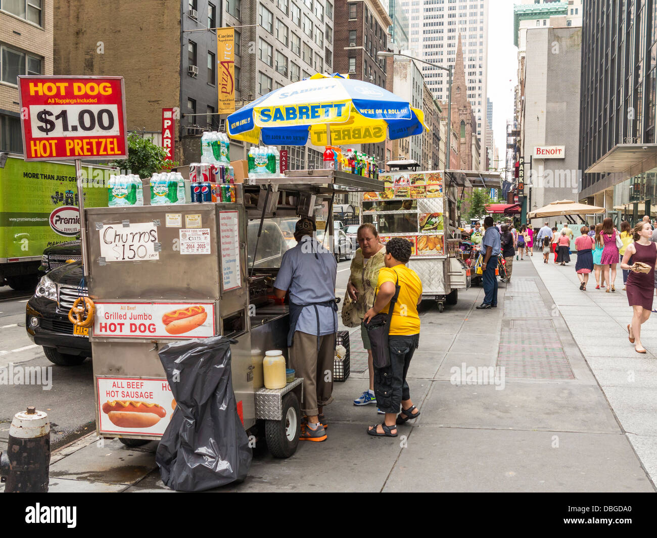 Tradizionale New York street food furgoni di stallo / fornitori di servire i clienti nel centro cittadino di New York City Foto Stock
