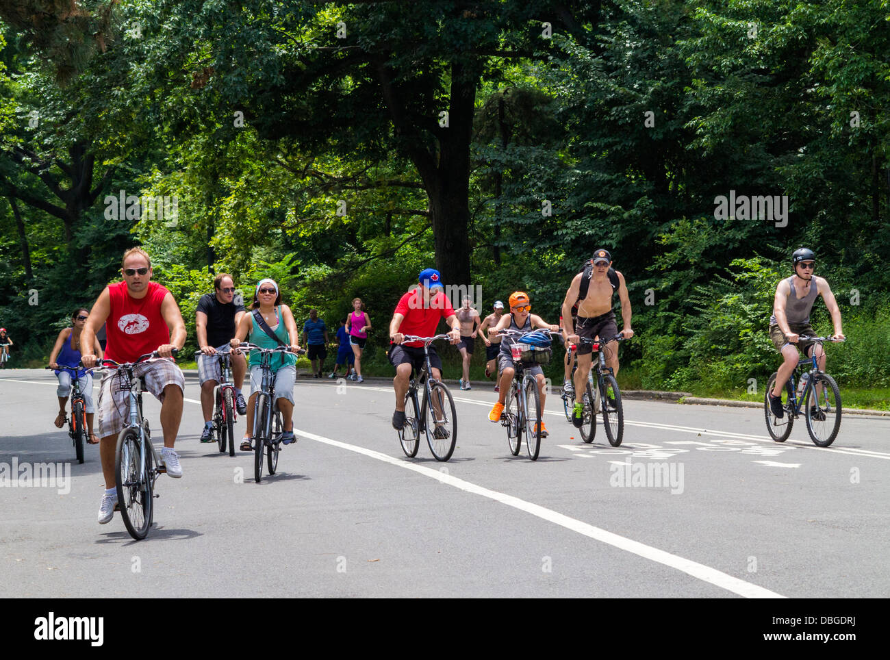 I ciclisti in bicicletta nel Central Park di New York City Foto Stock