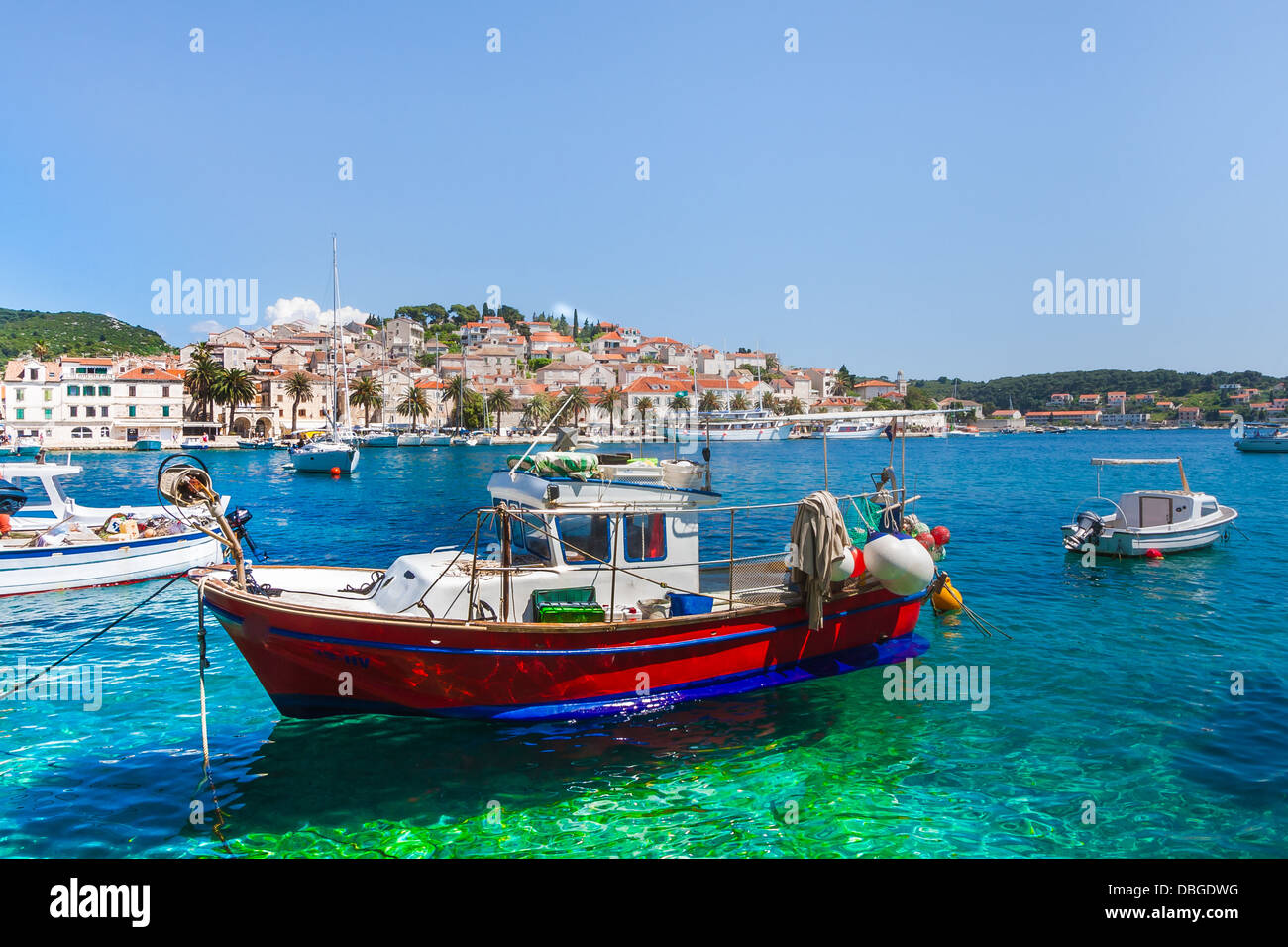 Barche da pesca nella città di Isola di Hvar, Croazia mostrando le loro reti e cancellare il verde e il blu del Mare Adriatico Foto Stock