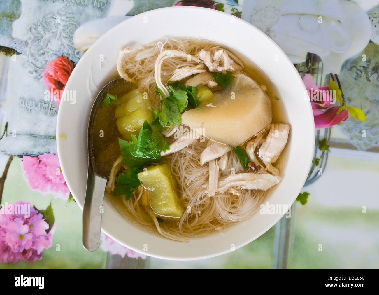 Delizioso cibo tailandese chiamata TEAW KUAY da noodle e il pollo con la zuppa Foto Stock