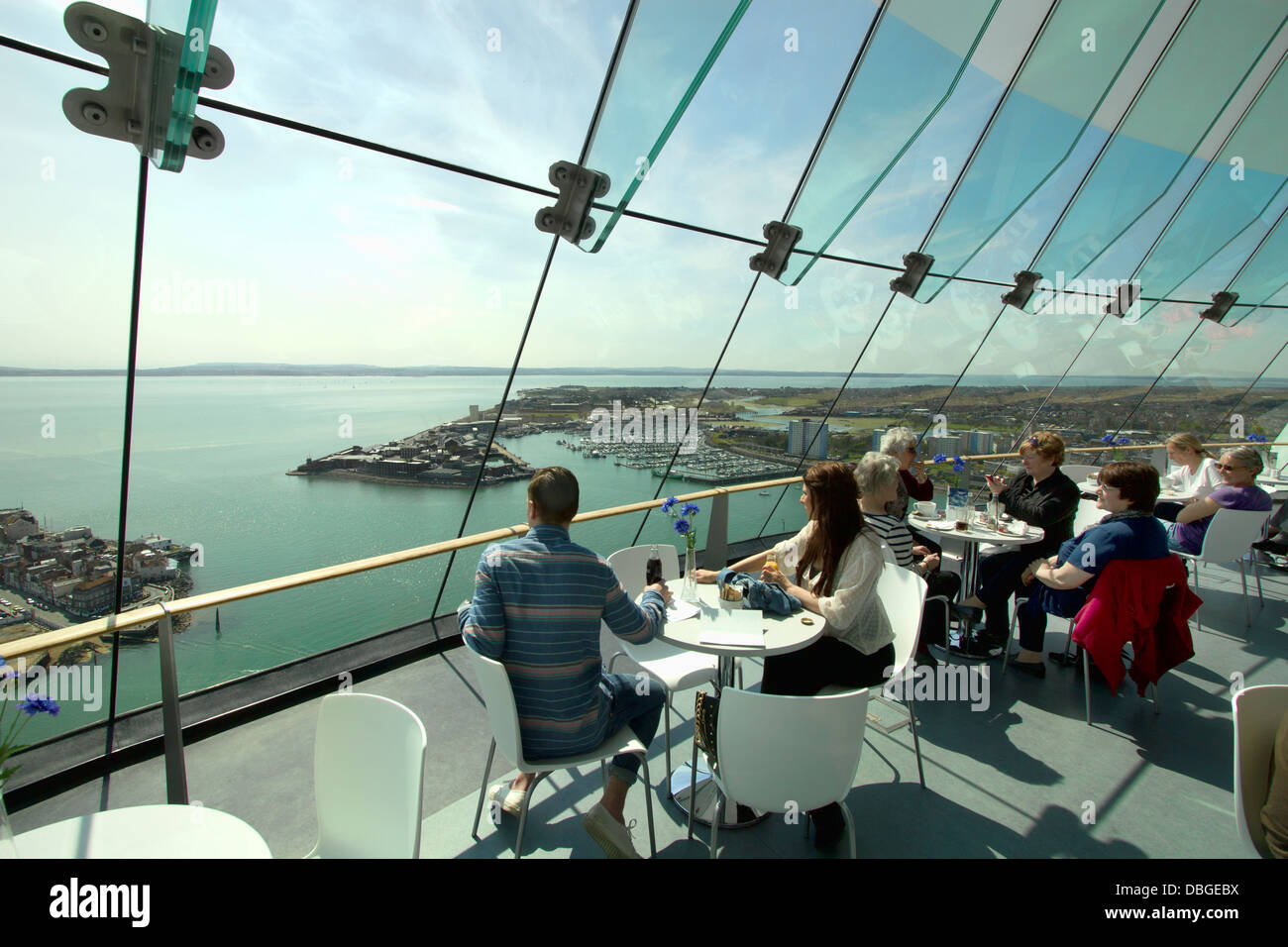 Cafe nelle nuvole, Spinnaker Tower, Gunwharf Quay, Portsmouth, Hampshire, Regno Unito Foto Stock