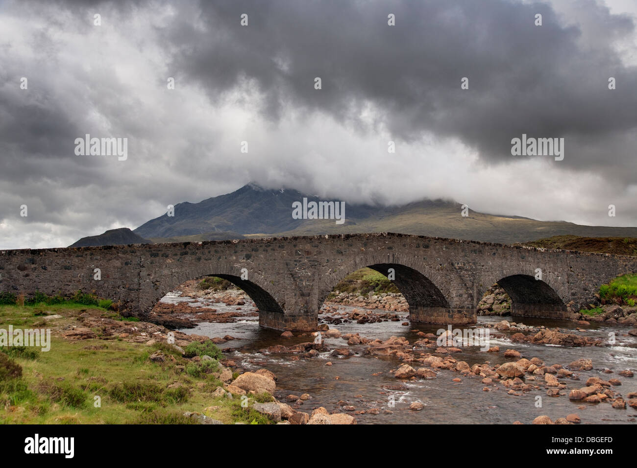Cuillin mountain Sgurr nan Gillean con il vecchio ponte Sligachan Isola di Skye, Ebridi Interne in Scozia, NEL REGNO UNITO LA006310 Foto Stock