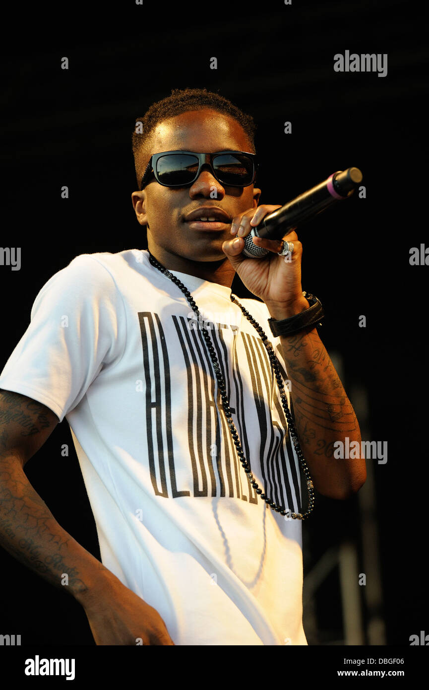 Tinchy Stryder sul palco a Swindon grande sessione estiva in concerto a STFC County Ground. Foto Stock