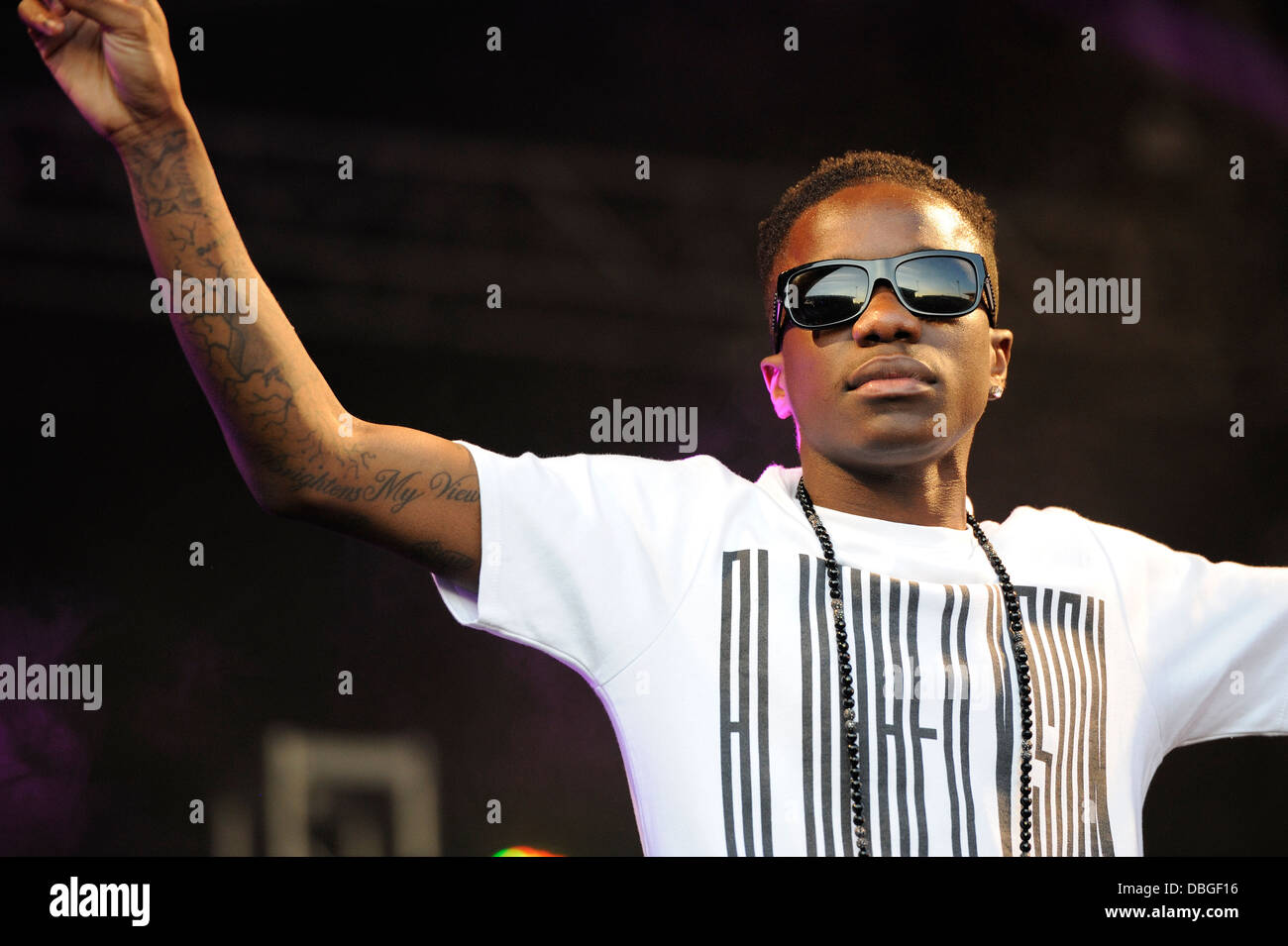 Tinchy Stryder sul palco a Swindon grande sessione estiva in concerto a STFC County Ground. Foto Stock