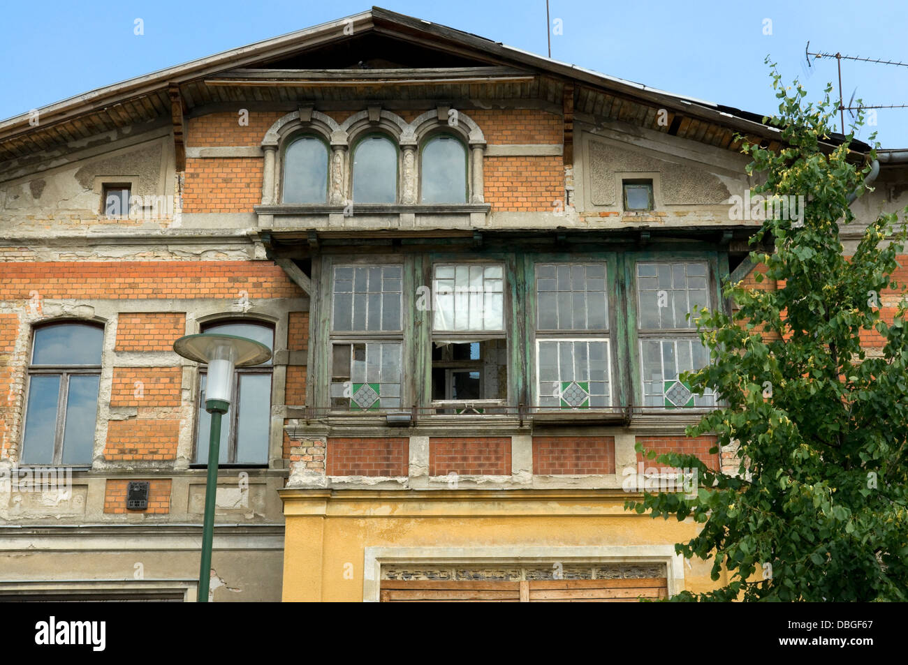 Derelitti ("Jugendmode') edificio in Waren (Müritz), Mecklenburg, Germania. Foto Stock