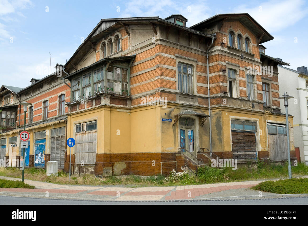 Derelitti ("Jugendmode') edificio in Waren (Müritz), Mecklenburg, Germania. Foto Stock