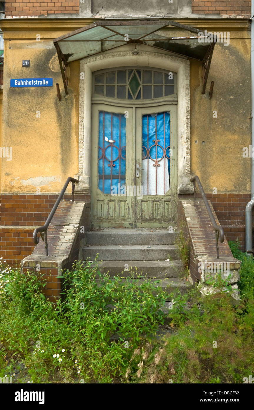 Derelitti ("Jugendmode') edificio in Waren (Müritz), Mecklenburg, Germania. Foto Stock